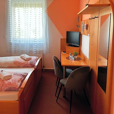 Fruehstueckspension Elena Nicoleta Caltun Fischamend Bagian luar foto
